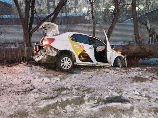 В Омске такси врезалось в трубу теплотрассы: в ДТП пострадала 16-летняя девушка