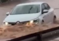 В Анталье из-за проливных дождей начались наводнения