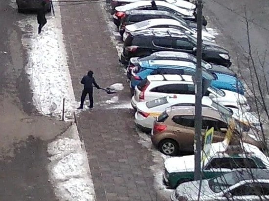 Дворник из Одинцово высыпал снег обратно на парковку