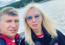 Олимпийская чемпионка по фигурному катанию Татьяна Тотьмянина опубликовала романтическое фото со своим мужем Алексеем Ягудиным. Супруги снялись в обнимку на крыше одного из столичных зданий.