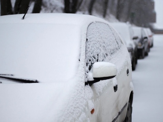 Автомобилисты, которые осенью или зимой оставляют свою машину на ночь на открытом воздухе, не понаслышке знают о такой проблеме, как появление наледи на лобовом стекле