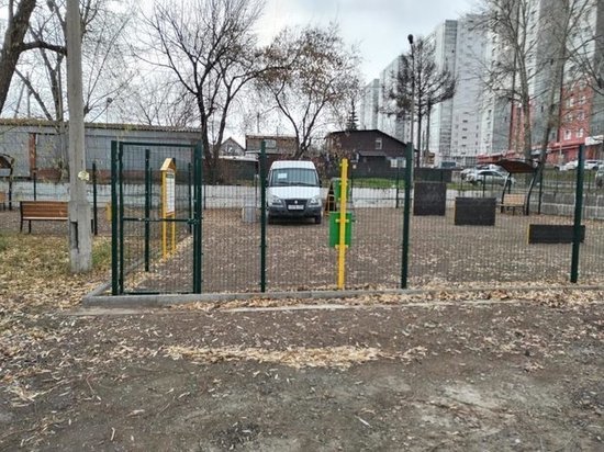 Площадку для выгула собак в Красноярске построили вокруг припаркованной «Газели»