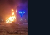 Пожарные в Красноярске пытаются локализовать мощнейший пожар в Красноярском ТЦ "Взлетка плаза" на улице Весны