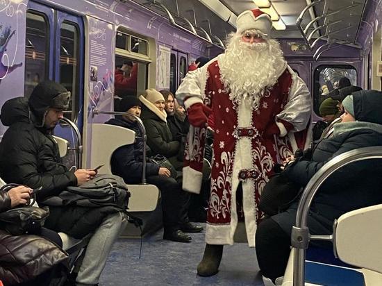 Дед Мороз прокатился в метро Новосибирска