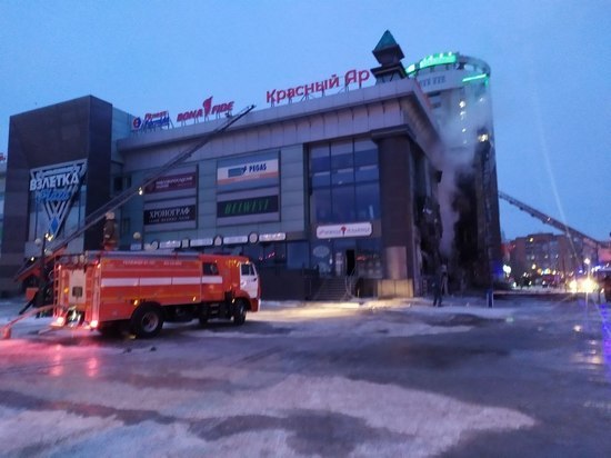 В Красноярске начался сильный пожар в ТЦ «Взлетка Плаза»