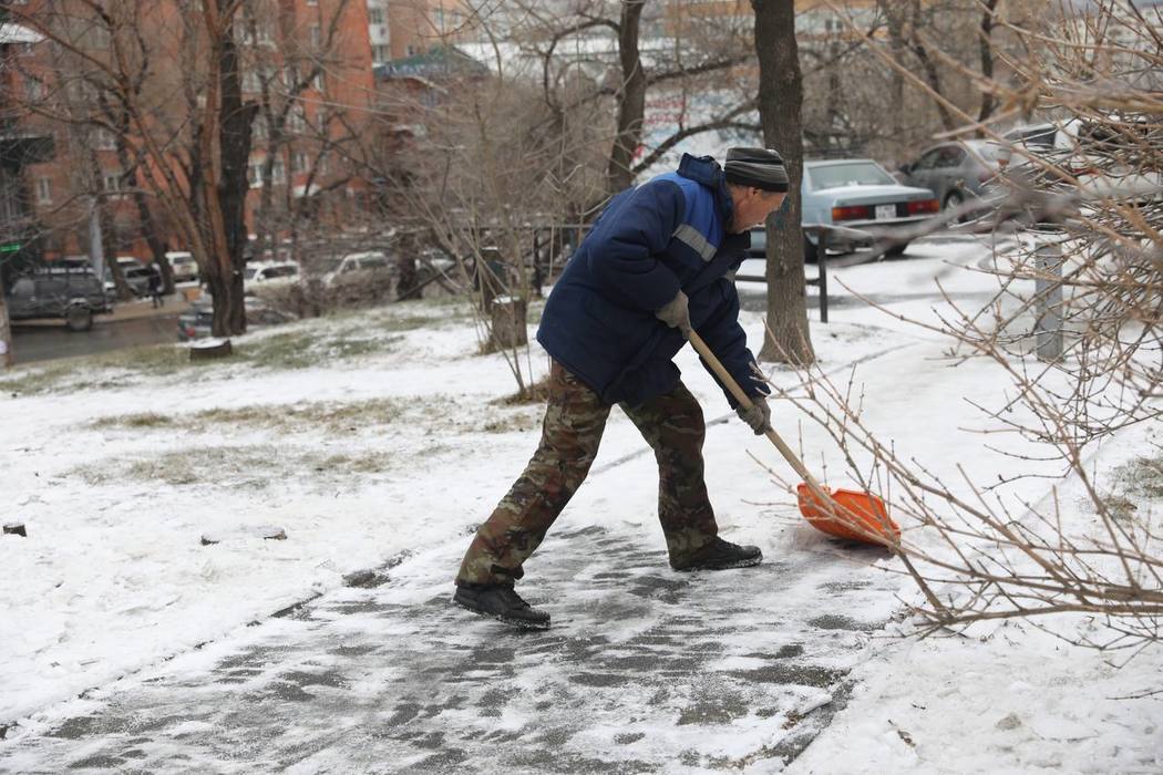 Коммунальщики с лопатами вышли на борьбу с гололедом во Владивостоке: фото с городских улиц