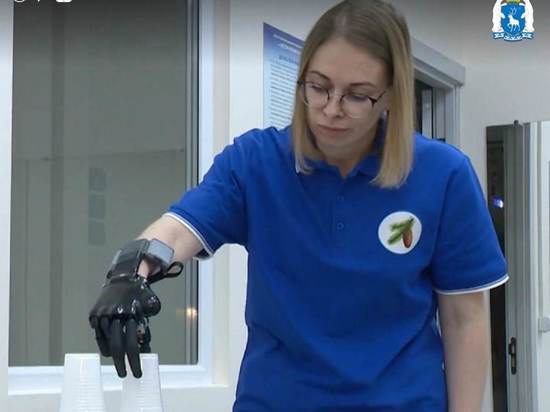 Девушка из Муравленко получила первую кибер-руку, созданную в Ноябрьске