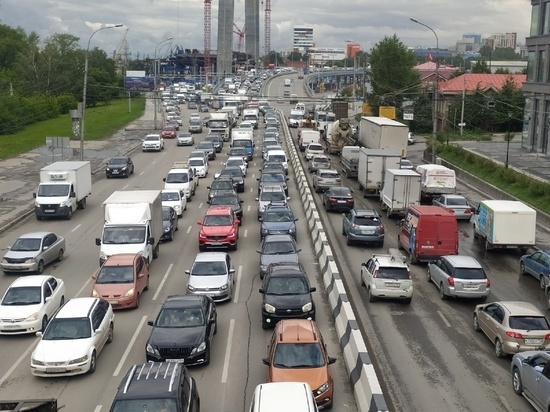 Аварии и пробки заблокировали улицы Новосибирска утром 30 ноября