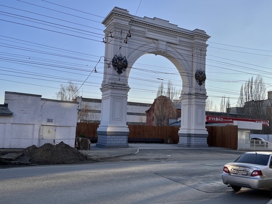 Около Триумфальной арки в Саратове появятся старинный фонарь и брусчатка