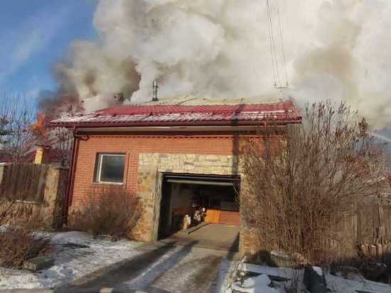 Крупный пожар произошел в частном доме в Новосибирске