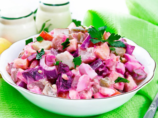 Вместо селедки под шубой: простой, но вкусный салат "Росолье" украсит любой новогодний стол