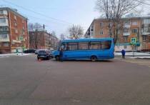 Сегодня, утром 30 ноября, на улице Кутузова города Тулы произошло дорожно-транспортное происшествие с участием автобуса и автомобиля марки "Ford Fusion"