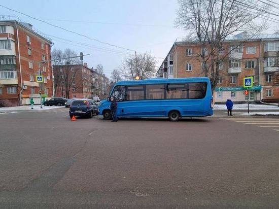 В Туле на улице Кутузова столкнулись автобус и "Ford Fusion"