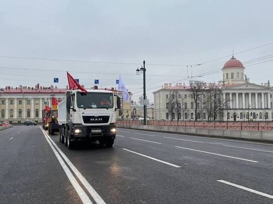 Петербуржцы смогут проехать и пройтись по обновленному Биржевому мосту вечером 30 ноября