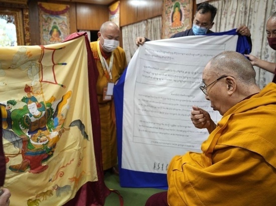Воссозданные калмыцкие знамена освятил Далай-лама XIV