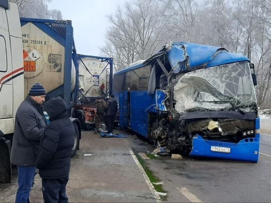 Спящий водитель автобуса врезался в цистерну "Mercedes" под Узловой