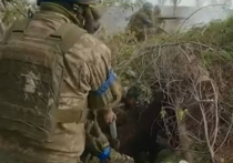 Телекомпания CNN опубликовала на своем сайте материал, в котором говорится, что украинские военные сейчас ведут отчаянные попытки сдержать наступление российских войск в Бахмуте