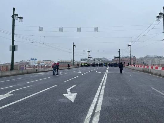 В Петербурге открыли движение по Биржевому мосту