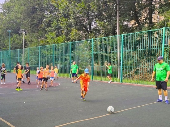 В Краснодаре футболисты любительского клуба «Кубань» проводят бесплатные занятия для детей