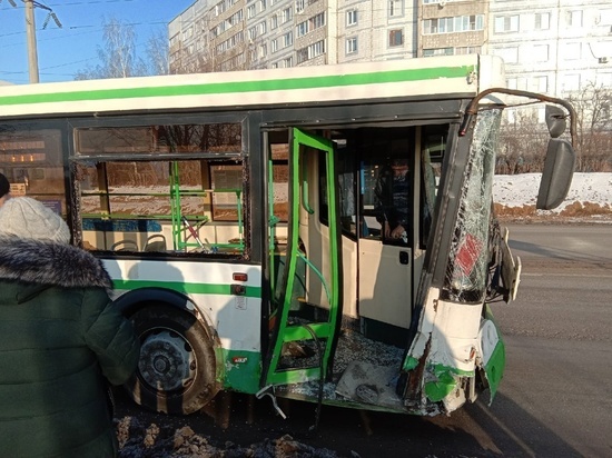Утром в рязанском Канищеве произошла авария с участием автобуса №17