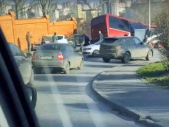 В Железнодорожном районе Ростова автобус вылетел в кювет