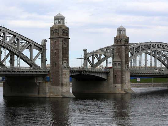 В ночь на 1 декабря в Петербурге внепланово разведут три моста