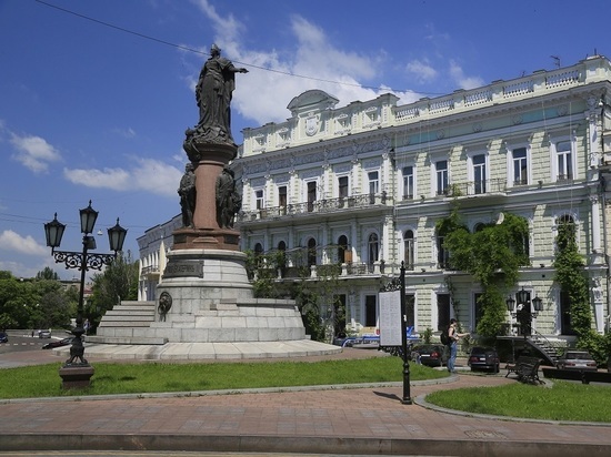 Власти Одессы решили снести памятники Екатерине II и Суворову