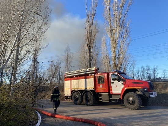 В Волгограде удалось ликвидировать пожар на складе с пластиковой тарой