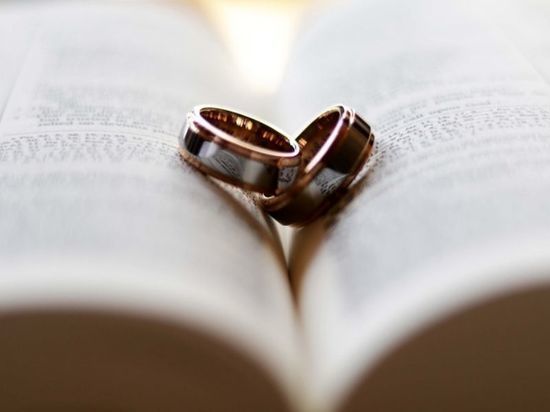 Более 300 влюбленных пар поженились в Ленобласти за прошедшую неделю
