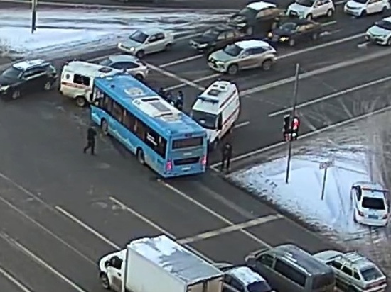 Опубликовано видео момента столкновения кареты скорой помощи с автобусом в Твери