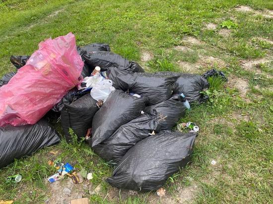 Каскад водоемов Приоратского парка в Гатчине отчистили от мусора
