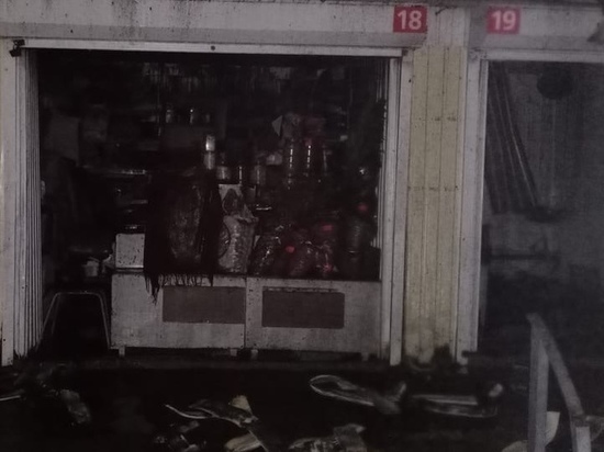 На рынке Ельца сгорели 4 торговых павильона