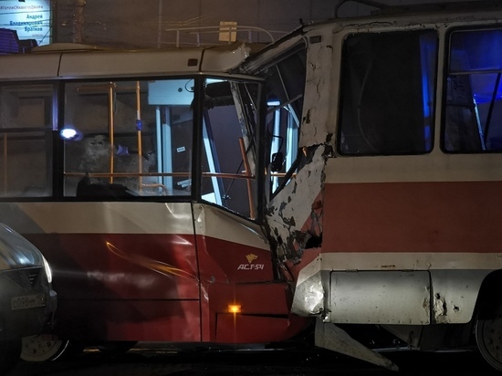 При столкновении двух трамваев в Новосибирске пострадали 11 человек