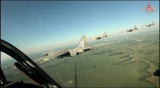 Экипажи Су-25 уничтожили ракетами позиции ВСУ: видео из кабины