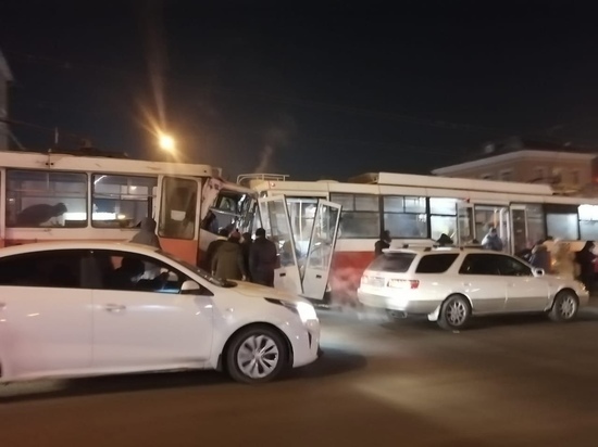 После столкновения трамваем в Новосибирске в тяжелом состоянии находятся кондуктор и водитель