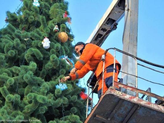 В ЦПКиО Рязани начали украшать новогоднюю ёлку