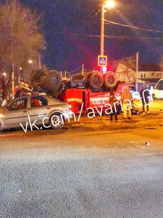  В Астрахани произошло страшное ДТП: пожарная машина столкнулась с пассажирской газелью