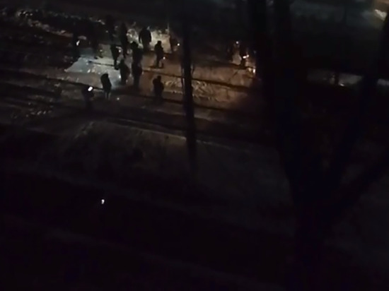 В соцсетях появились видеозаписи из, как сообщается, Киева, где группа людей вышла протестовать на трамвайные пути