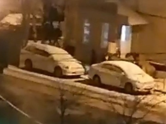 Грузчики известного маркетплейса грубо швыряли коробки с товаром на Сахалине