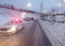 Около трех часов дня 30 ноября на улице Борсоева в Улан-Удэ 71-летний водитель «Тойоты Лэнд Крузер» потерял сознание и наехал на электроопору