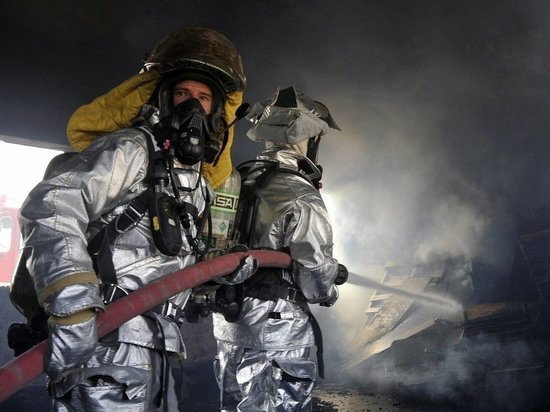 Пожарные спасли женщину из загоревшегося дома в Борзе