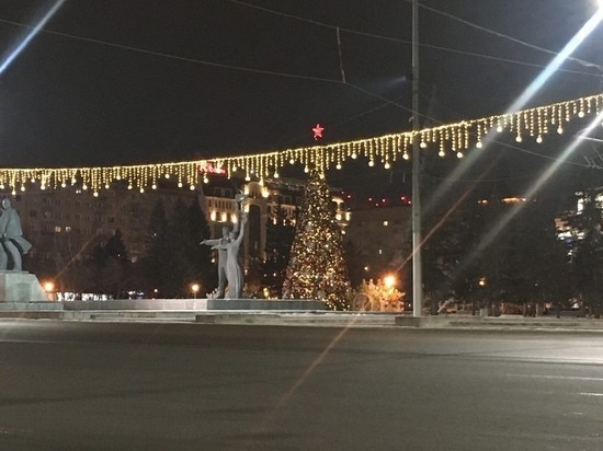Новогоднюю иллюминацию включили в центре Новосибирска