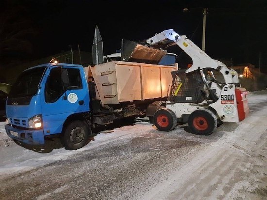 В Улан-Удэ 50 единиц техники чистят дороги от снега