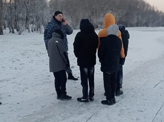 В Новосибирске пятерых подростков сняли со льда на Оби