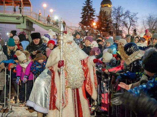 Более 15 тысяч человек встретили поезд Деда Мороза в Миассе и Челябинске