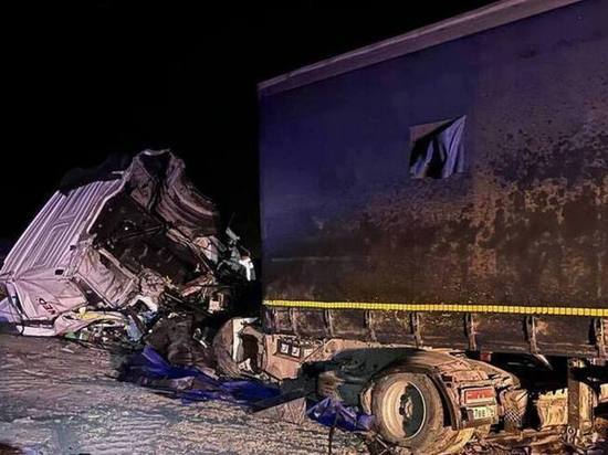 В столкновении КамАЗа, MAN и ГАЗели под Саратовом кабина грузовика превратилась в месиво