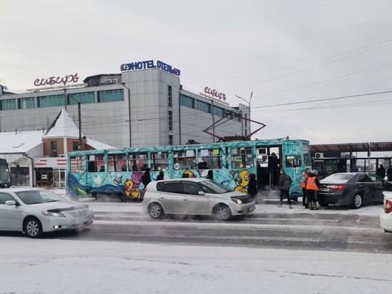 В центре Улан-Удэ иномарка перегородила путь трамваям