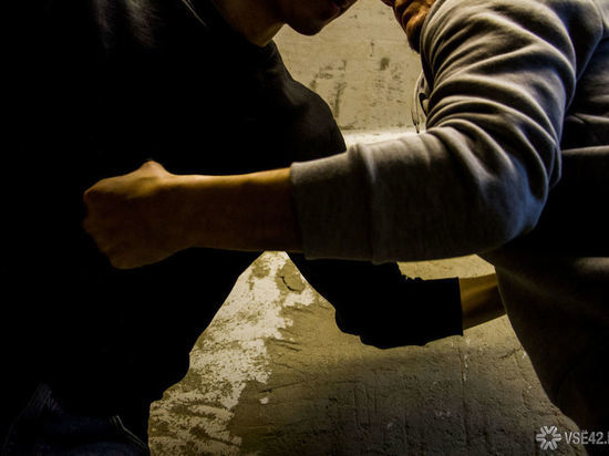 Двое мужчин спровоцировали массовую драку в новокузнецком баре