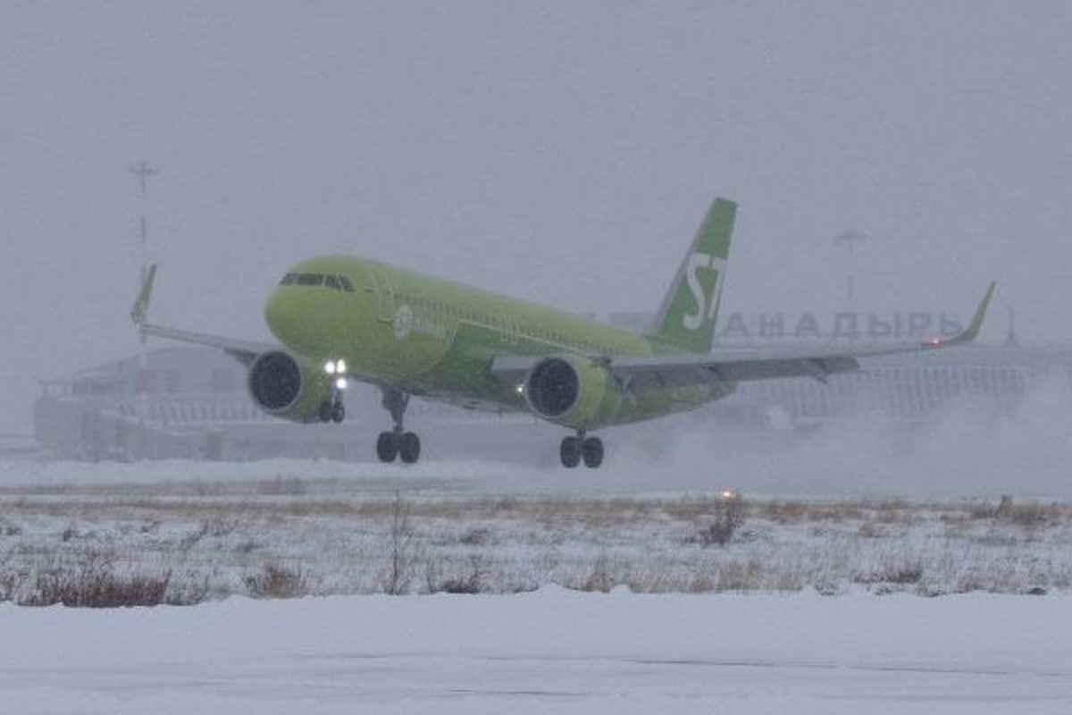 Самолет s7. Авиасообщение с Ливаном. Аэропорт Анадырь фото. Анадырь Новосибирск.