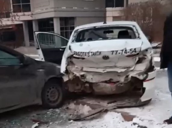 Такси попало в жесткую аварию напротив кемеровского спортцентра